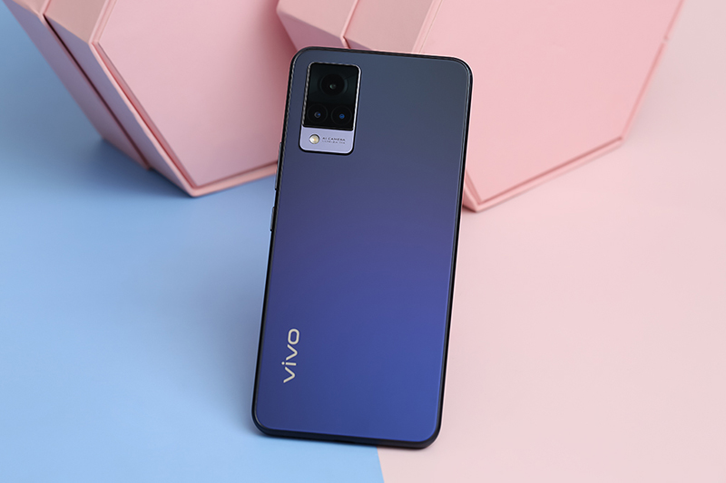 Điện thoại Vivo V21 5G có thiết kế vuông vức